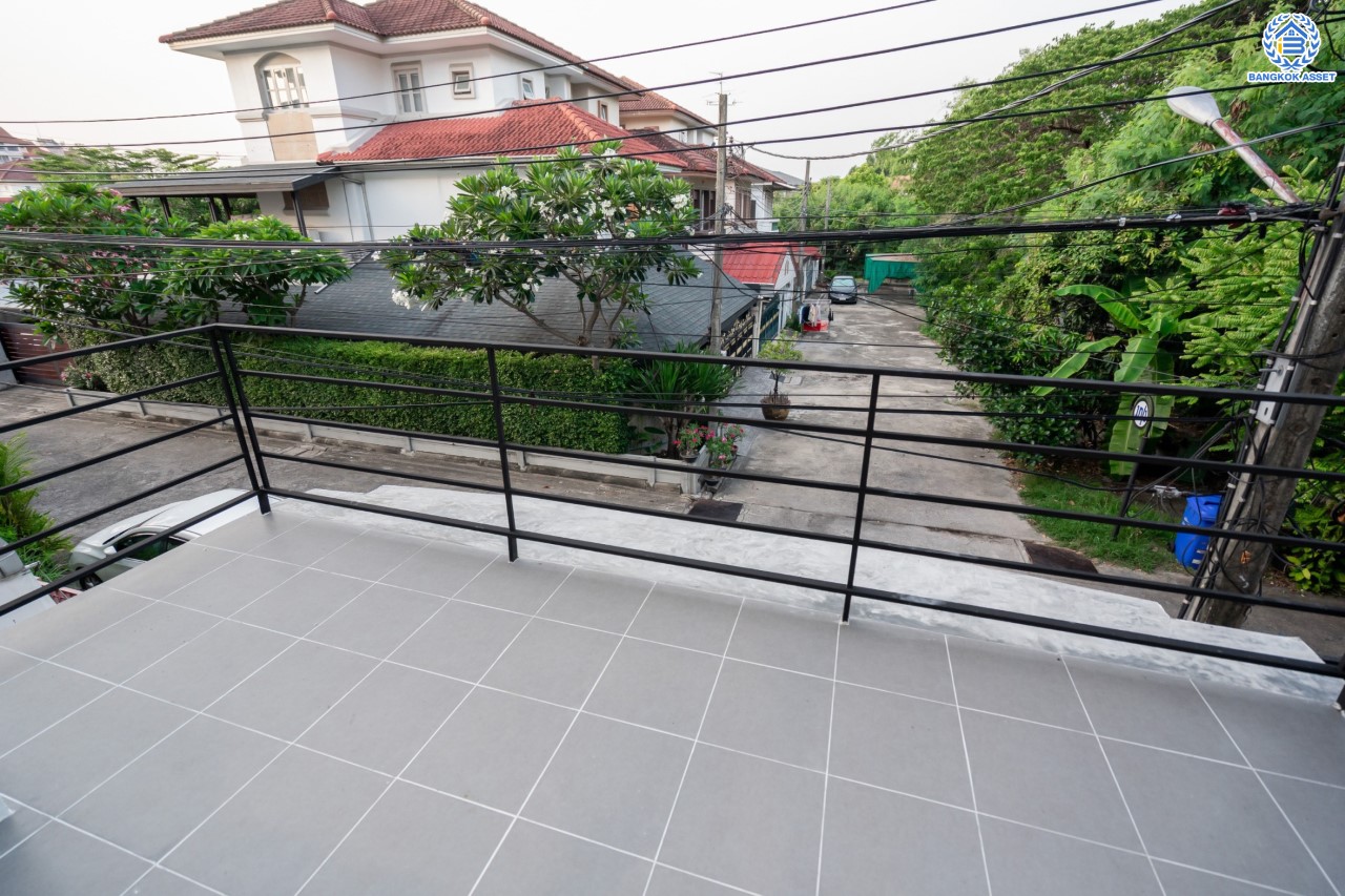 ทาวน์เฮ้าส์มือสองนนทบุรี ม.สรานนท์ ติวานนท์-ปากเกร็ด ทาวน์เฮ้าส์ 3ชั้นครึ่ง หลังมุม เนื้อที่ 26 ตร.ว. ฟังก์ชัน 4 ห้องนอน 3 ห้องน้ำ จอดรถได้ 1 คัน พร้อม Living Room กว้างขวาง บนทำเลติดถนนติวานนท์ ใกล้เซ็นทรัลแจ้งวัฒนะ รถไฟฟ้าสายสีชมพู "สถานีปากเกร็ด" และทางด่วน "ศรีรัช"...